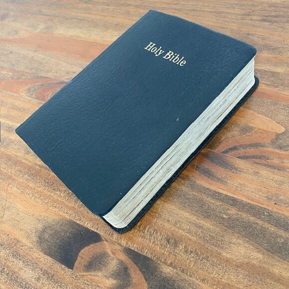 Nelson Holy Bible Black cover - Revised Standard Version - Picture 3 of 9